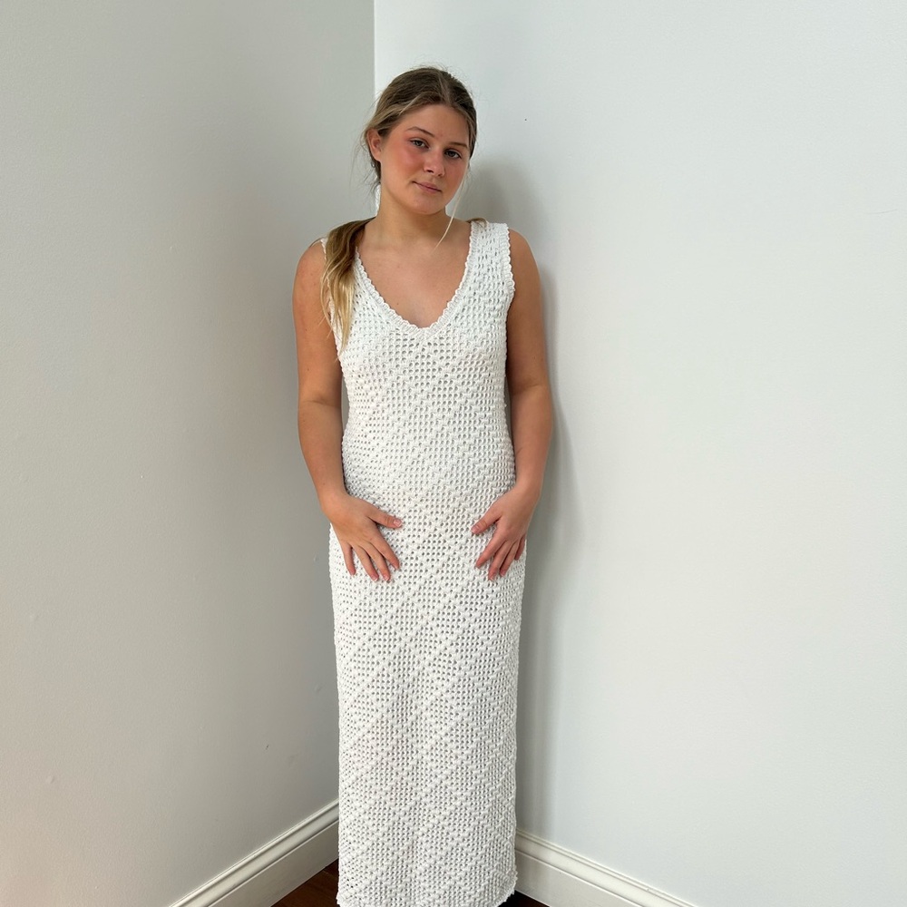 Elegant White Sleeveless Dress